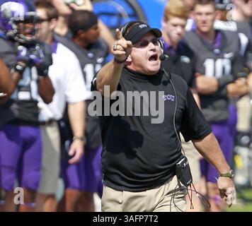 22. September 2012 - Fort Worth, TX, USA - Texas Christian Head Coach Gary Patterson bei der Arbeit im ersten Quartal gegen Virginia am Samstag, 22. September 2012, in Fort Worth, Texas, im Amon G. Carter Stadium in Fort Worth, Texas. TCU besiegte Virginia mit 27:7. (Kreditbild: © Ron Jenkins/MCT/ZUMAPRESS.com) Stockfoto