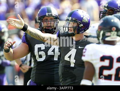 22. September 2012 - Fort Worth, TX, USA - Texas Christian Quarterback Casey Pachall (4) meldet nach einem Lauf im ersten Quartal gegen Virginia am Samstag, den 22. September 2012, in Fort Worth, Texas, den ersten Niedergang. im Amon G. Carter Stadium in Fort Worth, Texas. TCU besiegte Virginia mit 27:7. (Kreditbild: © Ron Jenkins/MCT/ZUMAPRESS.com) Stockfoto
