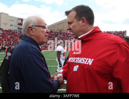 22. September 2012 – Madison, WI, USA – Wisconsin-Cheftrainer Bret Bielema trifft sich mit Mike Price, Cheftrainer der University of Texas-El Paso, nach einem Sieg von 37-26 im Camp Randall Stadium in Madison, Wisconsin, Samstag, 22. September 2012. (Kreditbild: © Rick Wood/MCT/ZUMAPRESS.com) Stockfoto