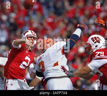 22. September 2012 – Madison, WI, USA – Wisconsin Quarterback Joel Stave (2) erhält Schutz vor Ryan Groy (79), als er gegen die University of Texas-El Paso im Camp Randall Stadium in Madison, Wisconsin, am Samstag, den 22. September 2012 vorgeht. Wisconsin besiegte UTEP 37-26. (Kreditbild: © Rick Wood/MCT/ZUMAPRESS.com) Stockfoto