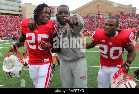 22. September 2012 - Madison, WI, USA - von links feiern Melvin Gordon, Montee Ball und James White im Camp Randall Stadium in Madison, Wisconsin, Samstag, 22. September 2012 einen Sieg gegen die University of Texas-El Paso 37-26. (Kreditbild: © Rick Wood/MCT/ZUMAPRESS.com) Stockfoto