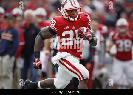 22. September 2012 - Madison, WI, USA - Melvin Gordon aus Wisconsin erzielt im vierten Quartal einen Touchdown auf einem 26-Yard-Lauf gegen die University of Texas-El Paso im Camp Randall Stadium in Madison, Wisconsin, Samstag, 22. September 2012. Wisconsin besiegte UTEP 37-26. (Kreditbild: © Rick Wood/MCT/ZUMAPRESS.com) Stockfoto