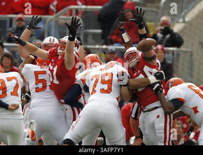 22. September 2012 – Madison, WI, USA – Wisconsin blockiert einen PAT-Versuch, der von den Badgers' Devin Smith im ersten Quartal gegen die University of Texas-El Paso im Camp Randall Stadium in Madison, Wisconsin, am Samstag, den 22. September 2012 für zwei Punkte zurückgebracht wurde. Wisconsin besiegte UTEP 37-26. (Kreditbild: © Rick Wood/MCT/ZUMAPRESS.com) Stockfoto