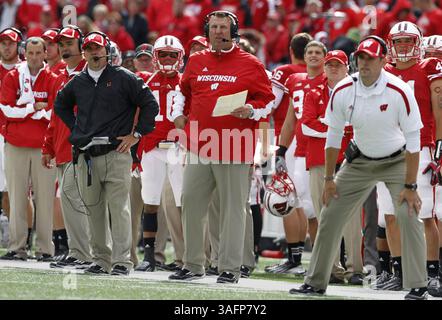 22. September 2012 - Madison, WI, USA - Wisconsin-Cheftrainer Bret Beliema, Middle, und sein Coaching-Team beobachten die Aktion gegen die University of Texas-El Paso im Camp Randall Stadium in Madison, Wisconsin, Samstag, 22. September 2012. Wisconsin besiegte UTEP 37-26. (Kreditbild: © Rick Wood/MCT/ZUMAPRESS.com) Stockfoto
