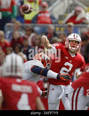 22. September 2012 - Madison, WI, USA - Joel Stave in Wisconsin (2) hält Jared Abbrederis (4) offen für einen Pass gegen die University of Texas-El Paso im Camp Randall Stadium in Madison, Wisconsin, Samstag, 22. September 2012. Wisconsin besiegte UTEP 37-26. (Kreditbild: © Rick Wood/MCT/ZUMAPRESS.com) Stockfoto