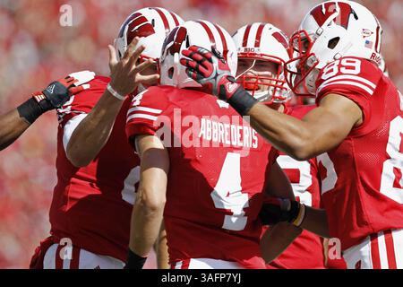 22. September 2012 - Madison, WI, USA - Spieler aus Wisconsin feiern mit Jared Abrederis (4) nach seinem 47-Yard-Touchdown-Empfang in der ersten Halbzeit gegen die University of Texas-El Paso im Camp Randall Stadium in Madison, Wisconsin, Samstag, 22. September 2012. Wisconsin besiegte UTEP 37-26. (Kreditbild: © Rick Wood/MCT/ZUMAPRESS.com) Stockfoto
