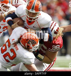 22. September 2012 - Madison, WI, USA - Beau Allen (96) aus Wisconsin trifft Nick Lamaison, Quarterback der University of Texas, El Paso, im vierten Viertel im Camp Randall Stadium in Madison, Wisconsin, Samstag, 22. September 2012. Wisconsin besiegte UTEP 37-26. (Kreditbild: © Rick Wood/MCT/ZUMAPRESS.com) Stockfoto