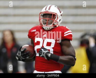 22. September 2012 - Madison, WI, USA - Wisconsins Montee Ball wärmt sich vor der Aktion gegen die University of Texas-El Paso im Camp Randall Stadium in Madison, Wisconsin, Samstag, 22. September 2012 auf. Wisconsin besiegte UTEP 37-26. (Kreditbild: © Rick Wood/MCT/ZUMAPRESS.com) Stockfoto