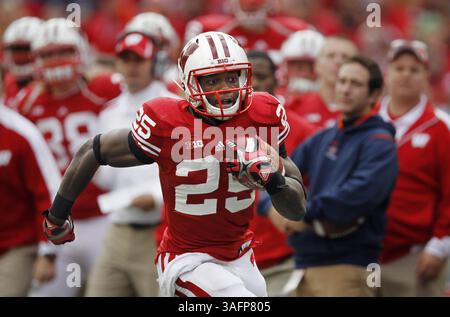 22. September 2012 - Madison, WI, USA - Melvin Gordon aus Wisconsin bricht im vierten Quartal einen 26-Yard-Touchdown-Lauf auf dem Weg zu einem 37-26-Sieg gegen die University of Texas-El Paso im Camp Randall Stadium in Madison, Wisconsin, Samstag, 22. September 2012. (Kreditbild: © Rick Wood/MCT/ZUMAPRESS.com) Stockfoto