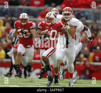 22. September 2012: Madison, WI, USA: Devis Smith aus Wisconsin kehrt im Camp Randall Stadium in Madison, Wisconsin, am Samstag, den 22. September 2012 einen blockierten PAT-Versuch zurück, um im ersten Quartal gegen die University of Texas-El Paso im ersten Quartal einen Touchback zu erzielen. Wisconsin besiegte UTEP 37-26. (Kreditbild: © Rick Wood/MCT/ZUMAPRESS.com) Stockfoto