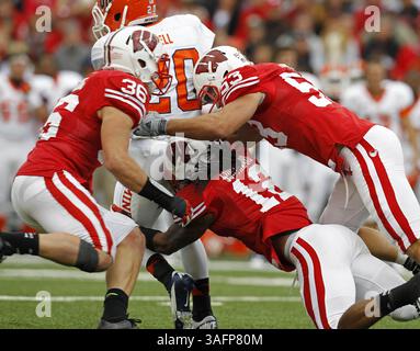 22. September 2012 - Madison, WI, USA - Wisconsins Ethan Armstrong (53), Mike Taylor (36) und Dezmen Southward (12) stoppen die University of Texas-Elpaso's Josh Bell für eine 3-Yard-Niederlage in der zweiten Halbzeit im Camp Randall Stadium in Madison, Wisconsin, Samstag, 22. September 2012. Wisconsin besiegte UTEP 37-26. (Kreditbild: © Rick Wood/MCT/ZUMAPRESS.com) Stockfoto