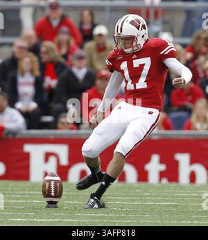 22. September 2012 - Madison, WI, USA - Jack Russell aus Wisconsin startet nach einem Touchdown gegen die University of Texas-El Paso im Camp Randall Stadium in Madison, Wisconsin, Samstag, 22. September 2012. Wisconsin besiegte UTEP 37-26. (Kreditbild: © Rick Wood/MCT/ZUMAPRESS.com) Stockfoto
