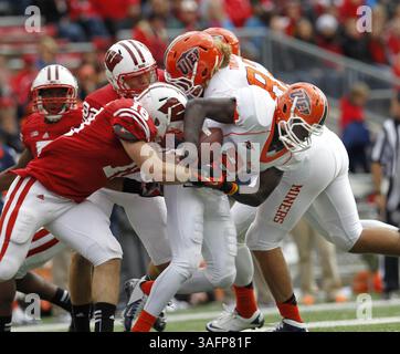 22. September 2012 - Madison, WI, USA - Wisconsins Dare Ogunbowale versucht, den Ball von Autry Golden (29) von der University of Texas-El Paso zu entfernen, nachdem er im vierten Quartal im Camp Randall Stadium in Madison, Wisconsin, am Samstag, den 22. September 2012 zurückkehrt. Wisconsin besiegte UTEP 37-26. (Kreditbild: © Rick Wood/MCT/ZUMAPRESS.com) Stockfoto