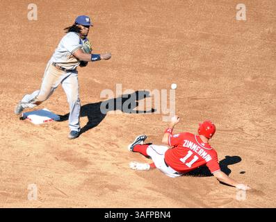 23. September 2012 - Washington, DC, USA - Milwaukee Brewers Second Baseman Rickie Weeks (23) dreht ein Doppelspiel gegen Ryan Zimmerman (11) im vierten Inning im Nationals Park in Washington, D.C., Sonntag, 23. September 2012. (Kreditbild: © Chuck Myers/MCT/ZUMAPRESS.com) Stockfoto