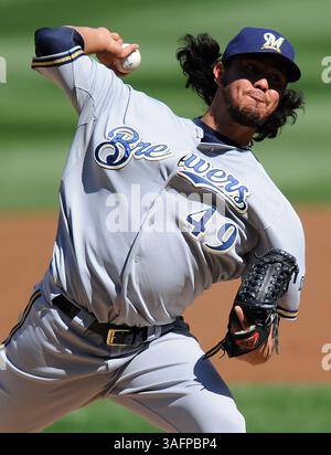 23. September 2012 – Washington, DC, USA – Milwaukee Brewers Starting Pitcher Yovani Gallardo (49) liefert im zweiten Inning im Nationals Park in Washington, D.C. am Sonntag, 23. September 2012 gegen die Washington Nationals. (Kreditbild: © Chuck Myers/MCT/ZUMAPRESS.com) Stockfoto