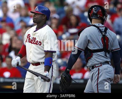 23. September 2012 - Philadelphia, PA, USA - Ryan Howard von Phillies, links, reagiert, nachdem er das Spiel beendet hatte, als die Braves David Ross, rechts, zum Hügel gehen, als die Atlanta Braves die Philadelphia Phillies 2-1 im Citizens Bank Park in Philadelphia, Pennsylvania, am Sonntag, 23. September 2012 besiegten. (Bild: © David Maialetti/MCT/ZUMAPRESS.com) Stockfoto