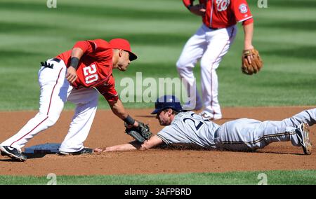 23. September 2012 - Washington, DC, USA - Washington Nationals Shortstop Ian Desmond (20) markiert Milwaukee Brewers Center Fielder Logan Schafer (22) bei einem Versuch einer gestohlenen Basis im zweiten Inning im Nationals Park in Washington, D.C., Sonntag, 23. September 2012. (Kreditbild: © Chuck Myers/MCT/ZUMAPRESS.com) Stockfoto