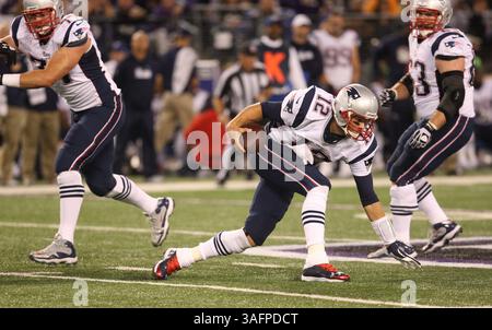 New England Patriots QB Tom Brady (12) gewinnt sein Gleichgewicht, während er den Fußball leitet. The Baltimore Ravens vs the New England Patriots im M&T Bank Stadium am 23. September 2012 in Baltimore, MD. Foto: Mike Buscher/Cal Sport Media(Credit Image: © Mike Buscher/Cal Sport Media/ZUMAPRESS.com) Stockfoto