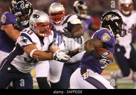 Baltimore Ravens RB Bernard Pierce (30) greift die Yardage auf, als New England Patriots DL Rob Ninkovich (50) versucht, ihn zu stürzen. The Baltimore Ravens vs the New England Patriots im M&T Bank Stadium am 23. September 2012 in Baltimore, MD. Foto: Mike Buscher/Cal Sport Media(Credit Image: © Mike Buscher/Cal Sport Media/ZUMAPRESS.com) Stockfoto