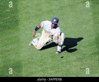 23. September 2012 - Washington, DC, USA - Milwaukee Brewers Second Baseman Rickie Weeks (23) geht tief, um eine Line-Fahrt zu erleben, die der erste Baseman Adam LaRoche (25) der Washington Nationals im sechsten Inning im Nationals Park in Washington, D.C. am Sonntag, 23. September 2012 getroffen hat. Wochen haben den Ball für einen Ausgang erwischt. Die Brewers besiegten die Nationals mit 6:2. (Kreditbild: © Chuck Myers/MCT/ZUMAPRESS.com) Stockfoto