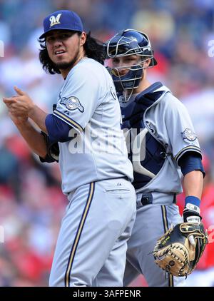 23. September 2012 – Washington, DC, USA – Milwaukee Brewers Starting Pitcher Yovani Gallardo (49), verließ seine Dugout, nachdem die Spieler der Washington Nationals die zweite und dritte Basis im dritten Inning im Nationals Park in Washington, D.C. erreichten, Sonntag, 23. September 2012. Gallardo schlug sich aus dem Marsch, und die Brewers besiegten die Nationals mit 6:2. (Kreditbild: © Chuck Myers/MCT/ZUMAPRESS.com) Stockfoto
