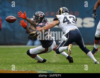 23. September 2012 – Chicago, IL, USA – Chicago Bears Wide Receiver Brandon Marshall (15), bewacht von St. Louis Rams Strong Safety Craig Dahl (43), verpasst während der ersten Spielhälfte am Sonntag, den 23. September 2012 einen Pass. Die Chicago Bears besiegten die St. Louis Rams mit 23:6. (Bild: © Nuccio Dinuzzo/MCT/ZUMAPRESS.com) Stockfoto