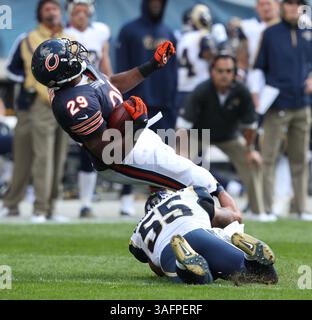 23. September 2012 - Chicago, IL, USA - Chicago Bears Running Back Michael Bush (29) gewinnt vier Yards, bevor er am Sonntag, den 23. September 2012, von St. Louis Rams Linebacker James Laurinaitis (55) während der ersten Hälfte des Gameat Soldier Fields in Chicago, Illinois, gestolpert wird. Die Chicago Bears besiegten die St. Louis Rams mit 23:6. (Bild: © Nuccio Dinuzzo/MCT/ZUMAPRESS.com) Stockfoto