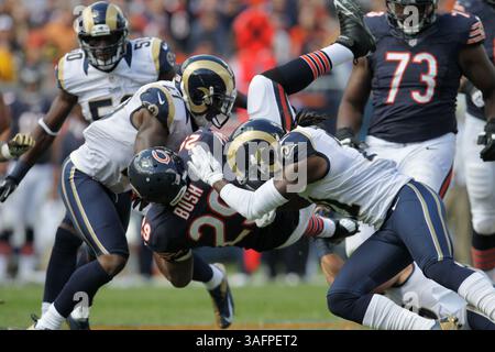 23. September 2012 - Chicago, IL, USA - Chicago Bears Running Back Michael Bush (29) wird am Sonntag, 23. September 2012, von St. Louis Rams Cornerback Janoris Jenkins (21) und St. Louis Rams Free Safety Quintin Mikell (27) im ersten Quartal im Soldier Field in Chicago, Illinois, bekämpft. Die Chicago Bears besiegten die St. Louis Rams mit 23:6. (Kreditbild: © Armando L. Sanchez/MCT/ZUMAPRESS.com) Stockfoto