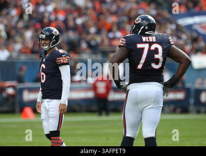 23. September 2012 – Chicago, IL, USA – Chicago Bears Quarterback Jay Cutler (6) und Chicago Bears Tackle J’Marcus Webb (73), die während der ersten Spielhälfte im Soldier Field in Chicago, Illinois, am Sonntag, den 23. September 2012 zu sehen waren. Die Chicago Bears besiegten die St. Louis Rams mit 23:6. (Bild: © Nuccio Dinuzzo/MCT/ZUMAPRESS.com) Stockfoto