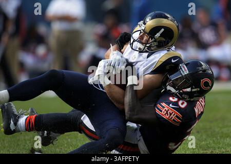 23. September 2012 – Chicago, IL, USA – Chicago Bears Defensive Back D.J. Moore (30) schlägt am Sonntag, den 23. September 2012, im vierten Quartal auf dem Soldier Field in Chicago, Illinois gegen den Breitbandempfänger Danny Amendola (16) der St. Louis Rams. Die Chicago Bears besiegten die St. Louis Rams mit 23:6. (Kreditbild: © Armando L. Sanchez/MCT/ZUMAPRESS.com) Stockfoto