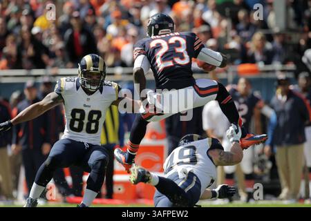 23. September 2012 - Chicago, IL, USA - Chicago Bears Wide Receiver Devin Hester (23) springt am Sonntag, 23. September 2012, im ersten Quartal auf dem Soldier Field in Chicago, Illinois, über St. Louis Rams Fullback Brit Miller (49). Die Chicago Bears besiegten die St. Louis Rams mit 23:6. (Kreditbild: © Armando L. Sanchez/MCT/ZUMAPRESS.com) Stockfoto