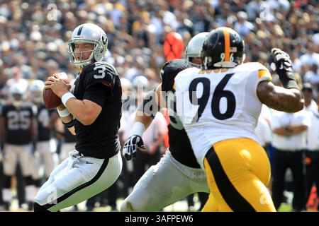 23. September 2012 - Oakland, CA, USA - Oakland Raiders Quarterback Carson Palmer (3) bereitet sich darauf vor, am Sonntag, den 23. September 2012, einen 3-Yard-Touchdown-Pass gegen den Wide Receiver Darrius Heyward-Bey (85) gegen die Pittsburgh Steelers in Oakland, Kalifornien, zu werfen. (Kreditbild: © Ray Chavez/MCT/ZUMAPRESS.com) Stockfoto