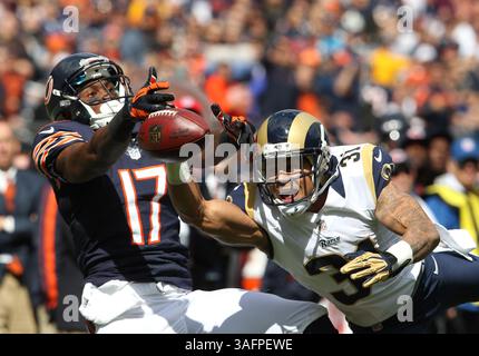 23. September 2012 – Chicago, IL, USA – St. Louis Rams Cornerback Cortland Finnegan (31) bricht einen Pass für den Chicago Bears Wide Receiver Alshon Jeffery (17) während des ersten Viertels ihres Spiels im Soldier Field in Chicago, Illinois, am Sonntag, den 23. September 2012. Die Chicago Bears besiegten die St. Louis Rams mit 23:6. (Bild: © Nuccio Dinuzzo/MCT/ZUMAPRESS.com) Stockfoto