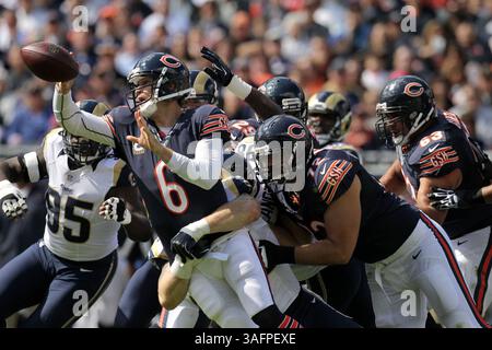 23. September 2012 – Chicago, IL, USA – Chicago Bears Quarterback Jay Cutler (6) wird am Sonntag, den 23. September 2012 im Soldier Field in Chicago, Illinois, entlassen. Die Chicago Bears besiegten die St. Louis Rams mit 23:6. (Kreditbild: © Armando L. Sanchez/MCT/ZUMAPRESS.com) Stockfoto