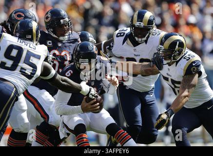 23. September 2012 – Chicago, IL, USA – Chicago Bears Quarterback Jay Cutler (6) kann den Sack vermeiden und den Ball für eine Unvollkommenheit gegen die St. Louis Rams im ersten Viertel im Soldier Field in Chicago, Illinois, am Sonntag, den 23. September 2012 werfen. Die Chicago Bears besiegten die St. Louis Rams mit 23:6. (Kreditbild: © Jose M. Osorio/MCT/ZUMAPRESS.com) Stockfoto