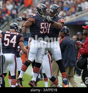 23. September 2012 – Chicago, IL, USA – Left, Chicago Bears Outside Linebacker Lance Briggs (55) und Chicago Bears Defensive Tackle Amobi Okoye (91) feiern nach einem Spiel gegen die St. Louis Rams während des zweiten Viertels ihres Spiels im Soldier Field in Chicago, Illinois, am Sonntag, den 23. September 2012. Die Chicago Bears besiegten die St. Louis Rams mit 23:6. (Bild: © Nuccio Dinuzzo/MCT/ZUMAPRESS.com) Stockfoto
