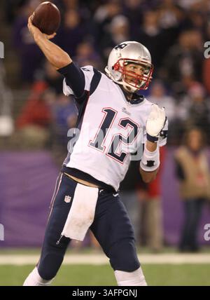 New England Patriots QB Tom Brady (12) will den Fußball bestehen. The Baltimore Ravens vs the New England Patriots im M&T Bank Stadium am 23. September 2012 in Baltimore, MD. Foto: Mike Buscher/Cal Sport Media(Credit Image: © Mike Buscher/Cal Sport Media/ZUMAPRESS.com) Stockfoto