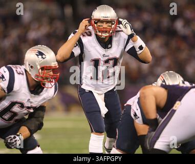 New England Patriots QB Tom Brady (12) an der Zeile der Scrimmage. The Baltimore Ravens vs the New England Patriots im M&T Bank Stadium am 23. September 2012 in Baltimore, MD. Foto: Mike Buscher/Cal Sport Media(Credit Image: © Mike Buscher/Cal Sport Media/ZUMAPRESS.com) Stockfoto