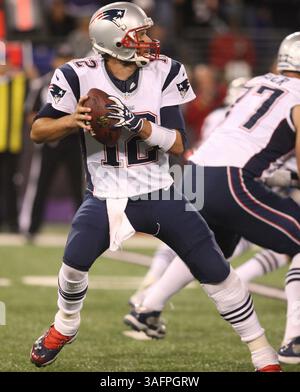 New England Patriots QB Tom Brady (12) will den Fußball bestehen. The Baltimore Ravens vs the New England Patriots im M&T Bank Stadium am 23. September 2012 in Baltimore, MD. Foto: Mike Buscher/Cal Sport Media(Credit Image: © Mike Buscher/Cal Sport Media/ZUMAPRESS.com) Stockfoto