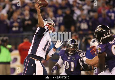New England Patriots QB Tom Brady (12) will den Fußball bestehen. The Baltimore Ravens vs the New England Patriots im M&T Bank Stadium am 23. September 2012 in Baltimore, MD. Foto: Mike Buscher/Cal Sport Media(Credit Image: © Mike Buscher/Cal Sport Media/ZUMAPRESS.com) Stockfoto