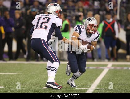 New England Patriots RB Danny Woodhead (39) erhält eine Übergabe vom QB Tom Brady (12). The Baltimore Ravens vs the New England Patriots im M&T Bank Stadium am 23. September 2012 in Baltimore, MD. Foto: Mike Buscher/Cal Sport Media(Credit Image: © Mike Buscher/Cal Sport Media/ZUMAPRESS.com) Stockfoto