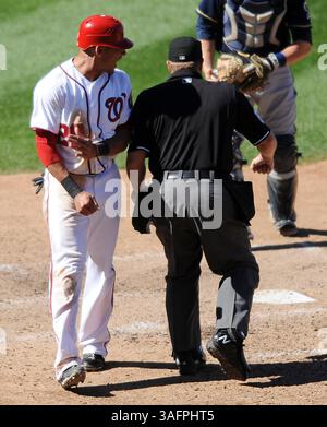 23. September 2012 – Washington, DC, USA – Washington Nationals Shortstop Ian Desmond (20), links, reagiert, nachdem er im fünften Inning gegen die Milwaukee Brewers im Nationals Park in Washington, D.C. am Montag, den 24. September 2012 auf die Platte gerufen wurde. Die Nationalmannschaft besiegte die Brewers mit 12:2. (Kreditbild: © Chuck Myers/MCT/ZUMAPRESS.com) Stockfoto
