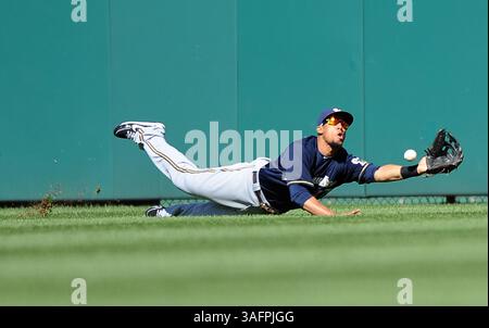 24. September 2012 - Washington, DC, USA - Milwaukee Brewers Center Fielder Carlos Gomez (27) verliert den Ball, der von Washington Nationals Right Fielder Jayson Werth (28) getroffen wurde C, Montag, 24. September 2012. (Kreditbild: © Chuck Myers/MCT/ZUMAPRESS.com) Stockfoto