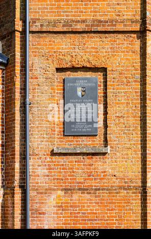 Informationstafel an der Mauer des restaurierten achteckigen 19. Jahrhunderts (1822), dem Chatley Heath Semaphore Tower, Surrey, Südostengland Stockfoto