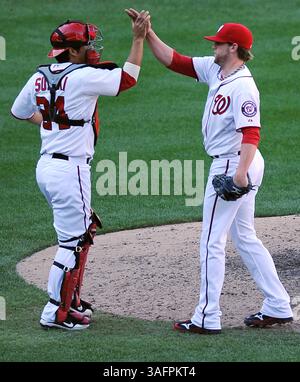 23. September 2012 - Washington, DC, USA - Washington Nationals Relief Pitcher Drew Storen (22) feiert mit dem Nationalfänger Kurt Suzuki (24), nachdem Storen 12-2 am Montag, 24. September 2012, einen Sieg über die Milwaukee Brewers im Nationals Park in Washington, D.C. beendet hatte. (Kreditbild: © Chuck Myers/MCT/ZUMAPRESS.com) Stockfoto