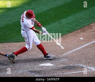 23. September 2012 - Washington, DC, USA - Washington Nationals Dritter Baseman Ryan Zimmerman (11) fährt in zwei Runden mit einer RBI-Single im achten Inning gegen die Milwaukee Brewers im Nationals Park in Washington, D.C., Montag, 24. September 2012. Die Nationalmannschaft besiegte die Brewers mit 12:2. (Kreditbild: © Chuck Myers/MCT/ZUMAPRESS.com) Stockfoto