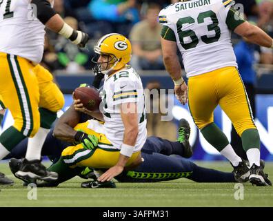 Am 24. September 2012 wird der Quarterback der Green Bay Packers Aaron Rodgers #12 von Seattle Seahawks Defensive Tackle Brandon Mebane #92 im CenturyLink Field in Seattle, WA, geplündert. Seahawks besiegen die Packers 14 - 12. George Holland / Cal Sport Media. (Bild: © George Holland/Cal Sport Media/ZUMAPRESS.com) Stockfoto