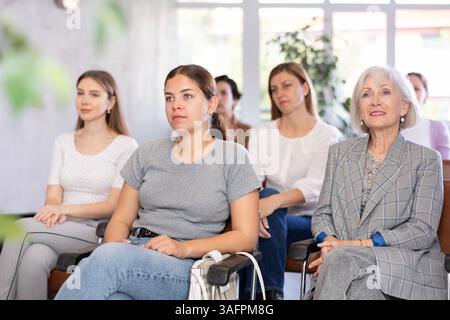 Im Publikum sitzen die Schüler und starren den Lehrer an und hören sich Vorlesungen an Stockfoto