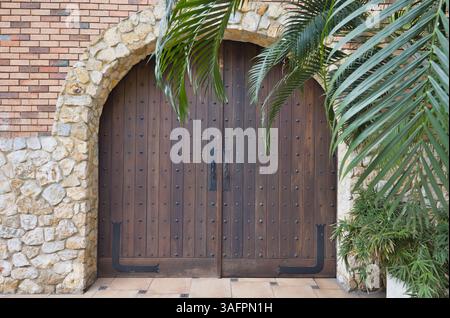 Alte bogenförmige Holztür in Panama. Stockfoto