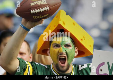 24. September 2012 - Seattle, WI, USA - George Curtiss aus Eugene, Oregon, bejubelt, als die Green Bay Packers am Montag, 24. September 2012 in Seattle, Washington, vor dem Start des Spiels gegen die Seattle Seahawks auf dem Spielfeld ankommen. (Kreditbild: © Rick Wood/MCT/ZUMAPRESS.com) Stockfoto